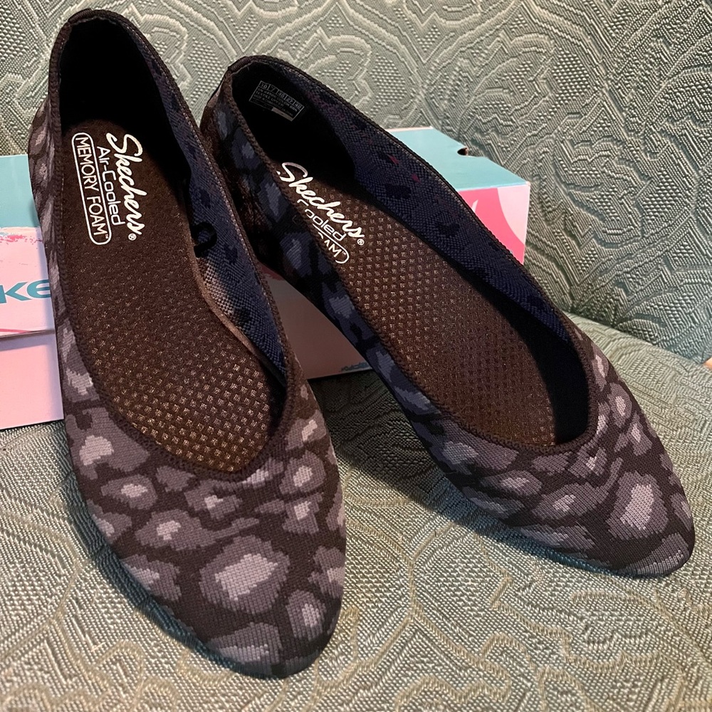 Black Cleo-CLAW-SOME STRETCH FIT Skechers Air-Cooled (Size 10 but fit like 9.5)